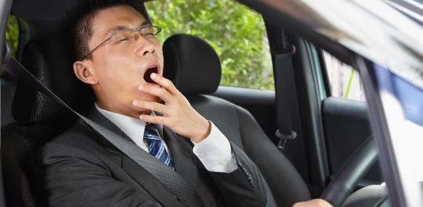 Việc ngáy nhiều khiến bạn buồn ngủ vào ban ngày, nghiêm trọng hơn là làm cho bạn ngủ gật khi lái xe