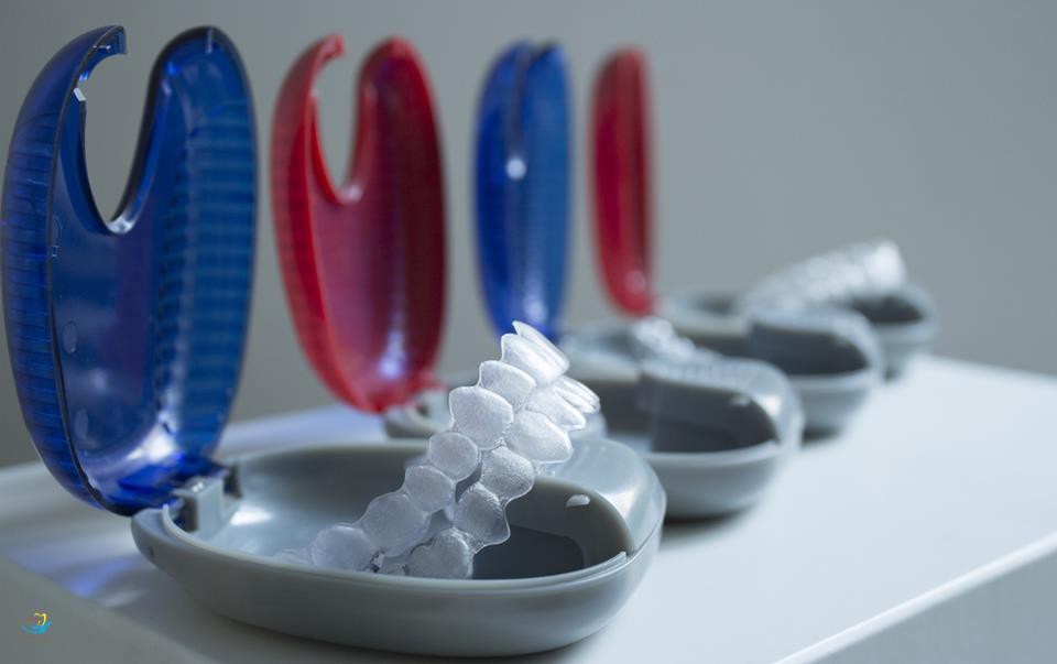 Khay niềng răng invisalign trong suốt, mềm dẻo, vừa bảo đảm thẩm mỹ vừa tạo cảm giác dễ chịu, ít vướng víu. Khay niềng răng invisalign trong suốt, mềm dẻo, vừa bảo đảm thẩm mỹ vừa tạo cảm giác dễ chịu, ít vướng víu.