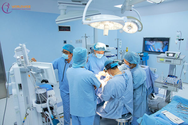 Các bác sĩ tại Bệnh viện Worldwide đang tiến hành phẫu thuật cấy ghép Implant cho bệnh nhân.