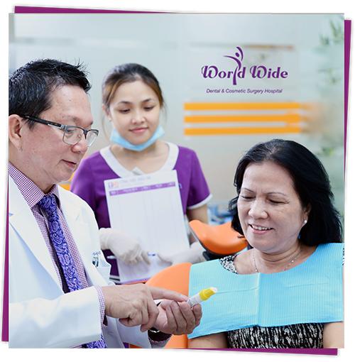 bác sĩ Hùng tư vấn cho khách tại bệnh viện răng hàm mặt worldwide