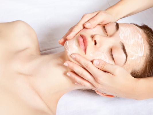 liệu trình chăm sóc da hiệu quả tại spa thường kết hợp với massage thư giãn