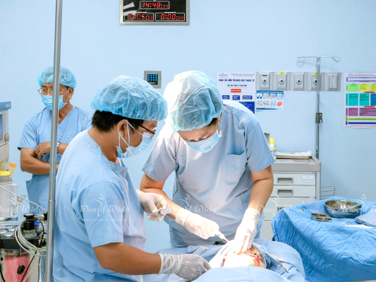 Bác sĩ Lâm Ngọc Anh thực hiện phẫu thuật