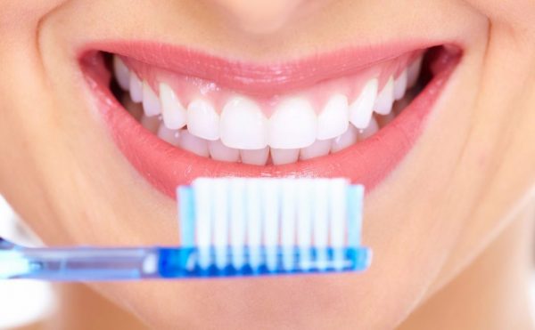 Làm trắng răng sau khi niềng răng với các sản phẩm chuyên dụng