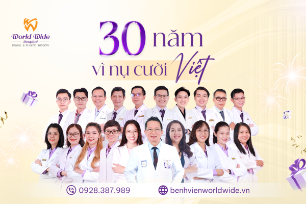 Đội ngũ bác sĩ tại bệnh viện cùng text chính "30 năm vì nụ cười Việt"