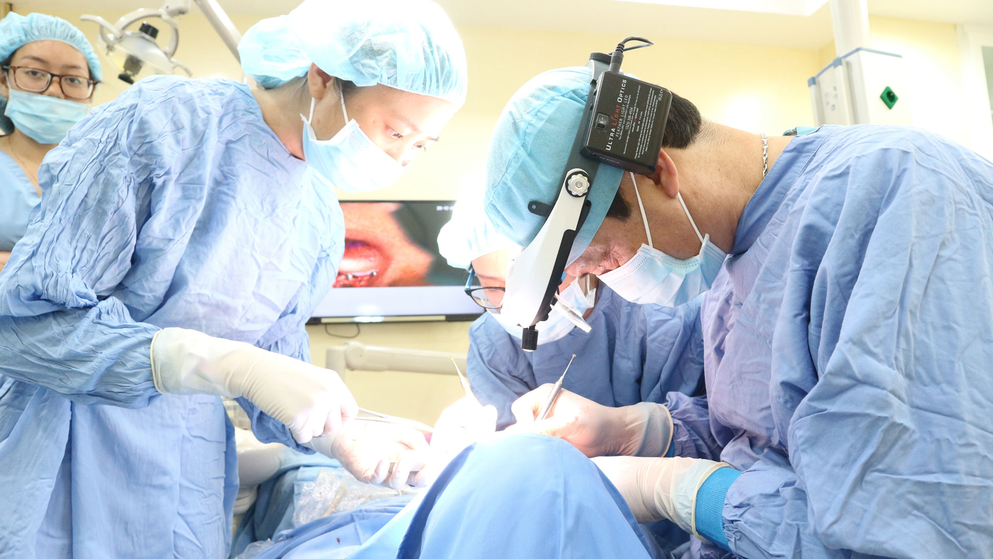 Trồng nhiều răng implant cùng lúc có được không? Giải pháp hiệu quả cho người mất răng toàn hàm