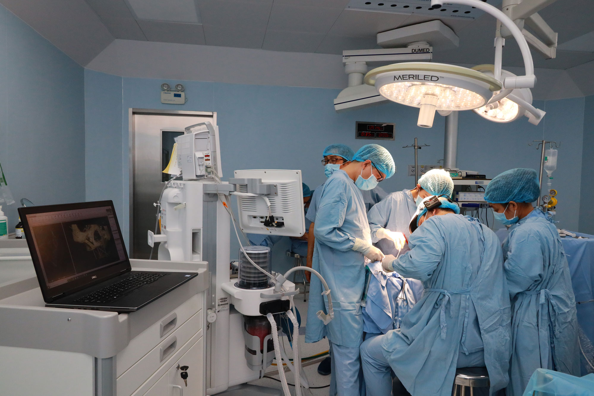 Người lớn tuổi có trồng được implant toàn hàm không?