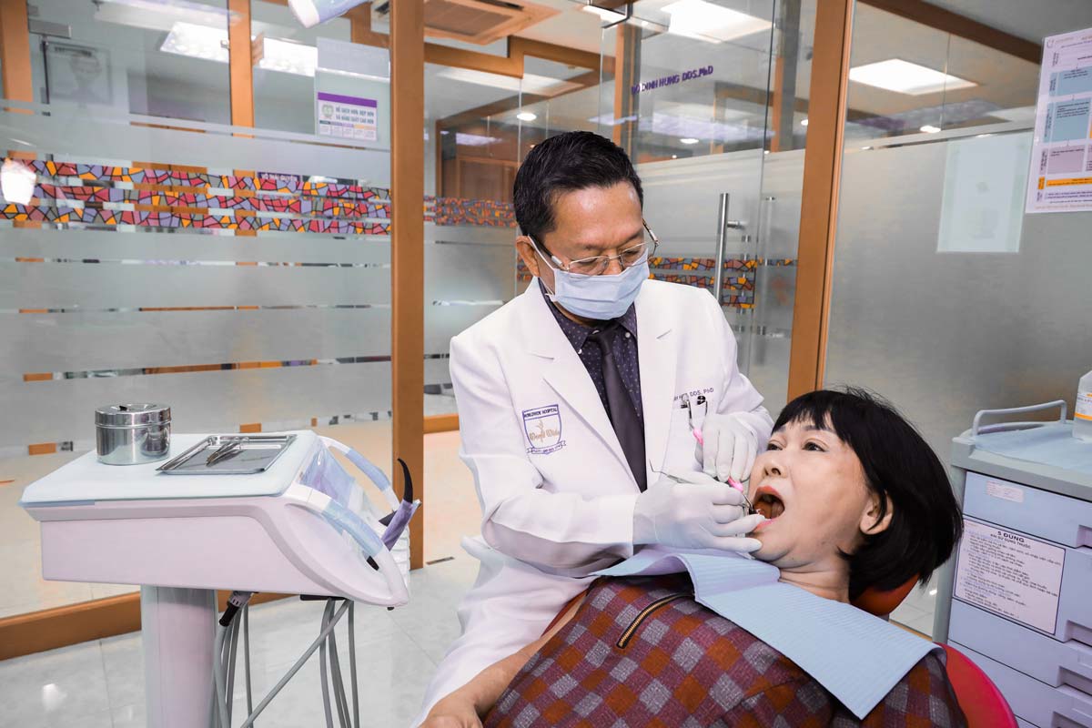 Người lớn tuổi mất răng nhiều: Có nên cấy implant toàn hàm không?