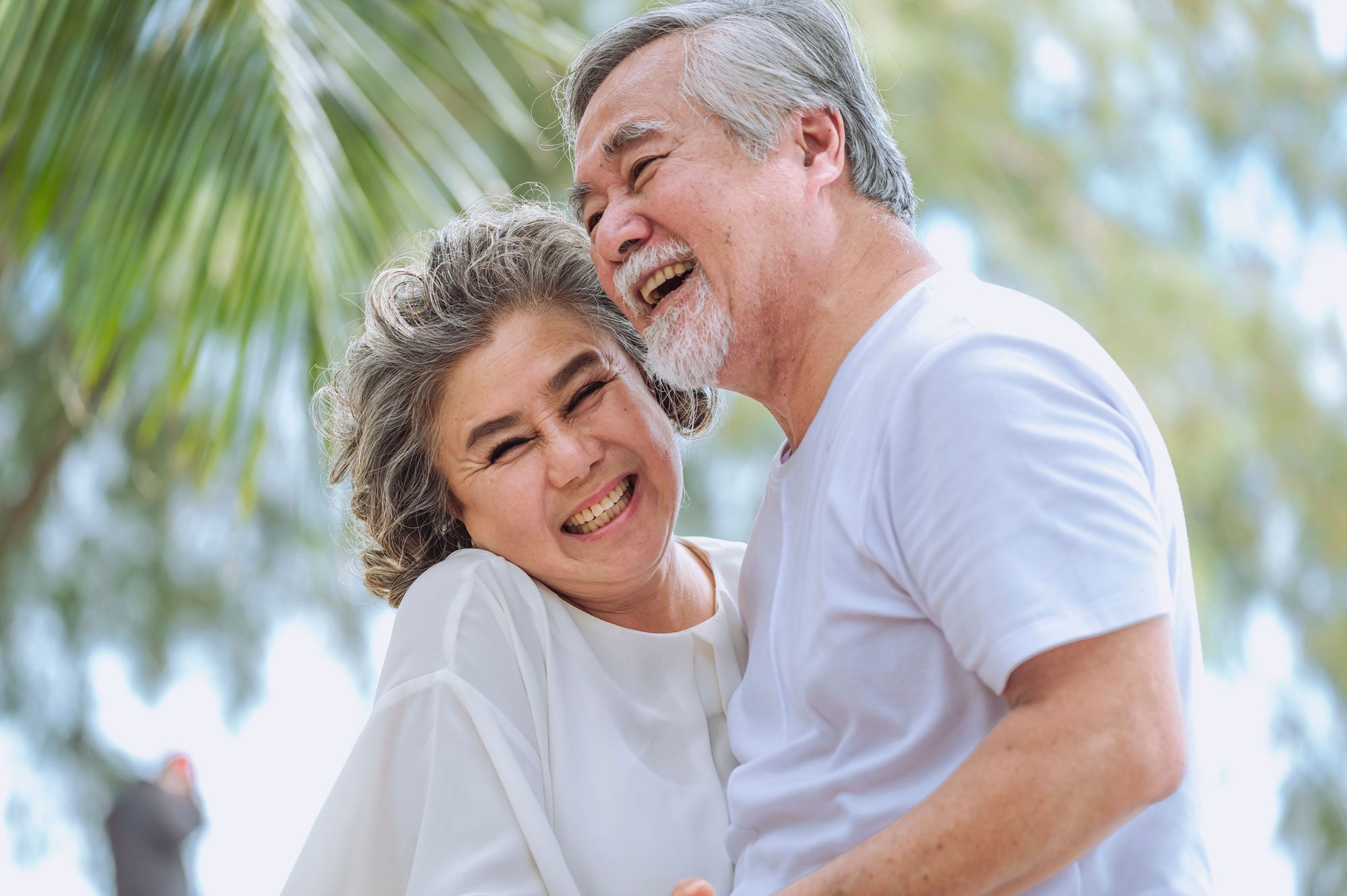 Người lớn tuổi có trồng được implant toàn hàm không?