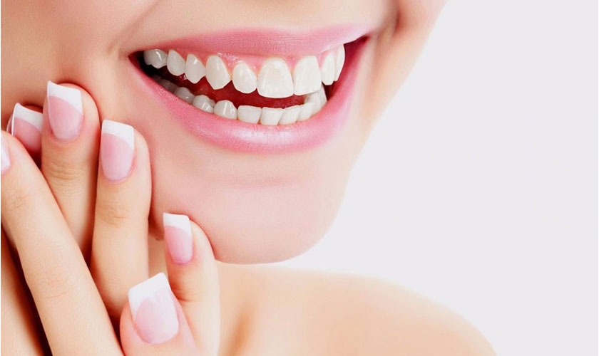 RĂNG THƯA, LỆCH NHẸ CÓ CẦN NIỀNG KHÔNG HAY CHỈ DÁN SỨ LÀ ĐỦ? GIẢI ĐÁP DƯỚI GÓC ĐỘ CHUYÊN MÔN