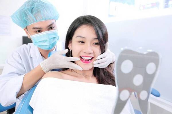 MẮC CÀI DAMON HOẠT ĐỘNG NHƯ THẾ NÀO ĐỂ GIẢM MA SÁT KHI NIỀNG RĂNG?